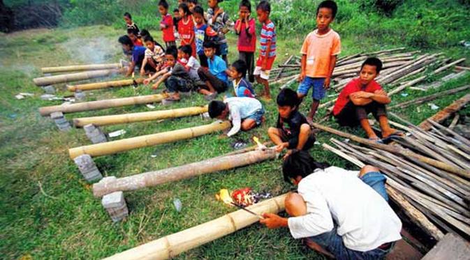 Menyulut Meriam Bambu